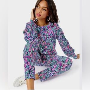 💕 Lilly Pulitzer Emora Knit Pant
Low Tide Navy Jewely - size Medium 💕